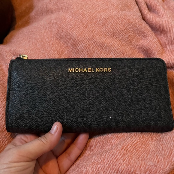Signature Logo Jet Set Travel Continental Wallet